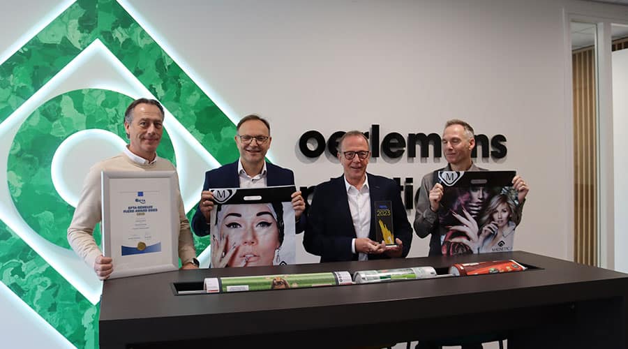 Foto von 4 Männern, die hinter einem viereckigen Stehblock stehen und den EFTA-Benelux Flexo Gold Award in der Hand halten.
