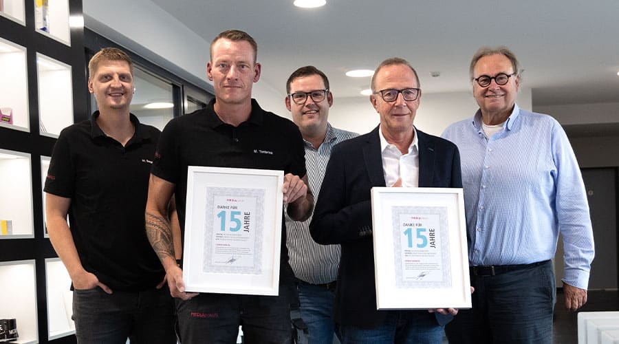 Gruppenfoto zur Gratulation der beiden 15 jährigen Jubiläen.