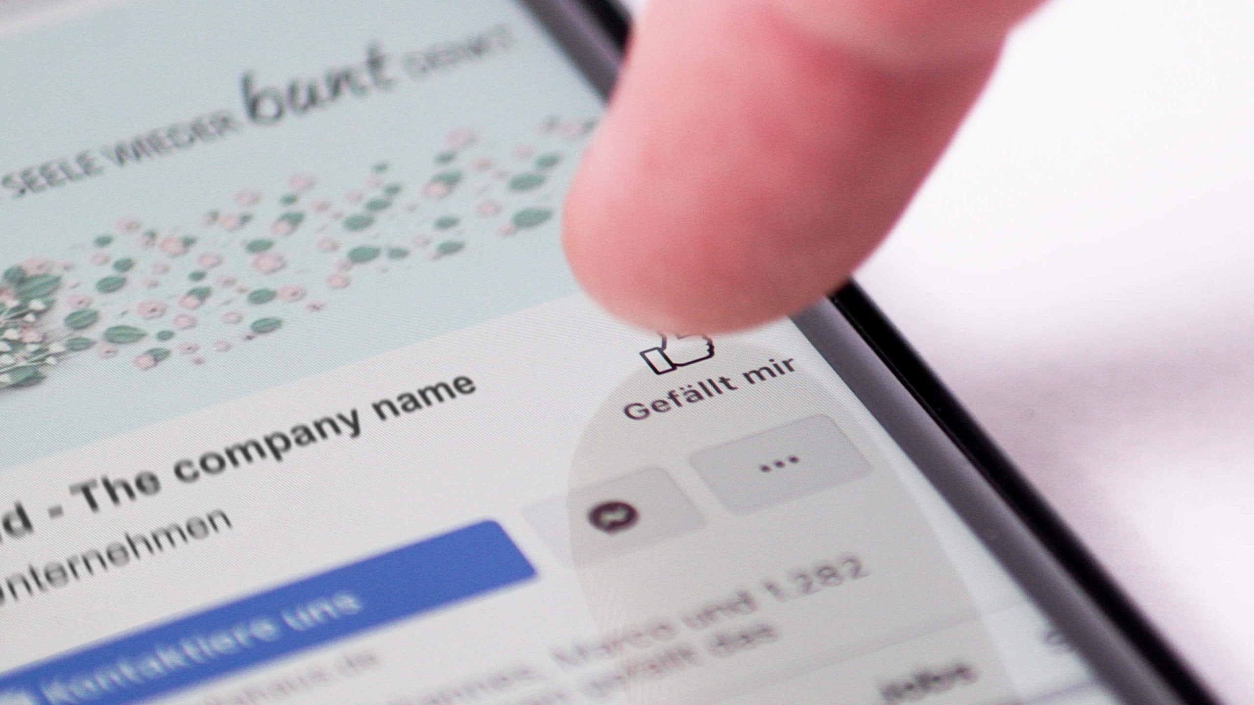 Finger drückt auf Gefällt-Mir-Button auf dem Handy