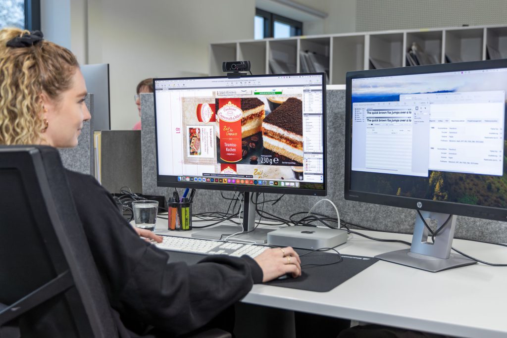 Mitarbeiterin an Ihrem Arbeitsplatz, die an der Datenaufbereitung arbeitet.