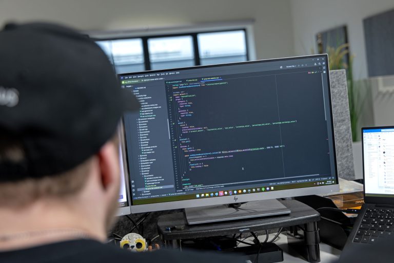 Individualsoftware. Foto von einem Mitarbeiter am Arbeitsplatz.