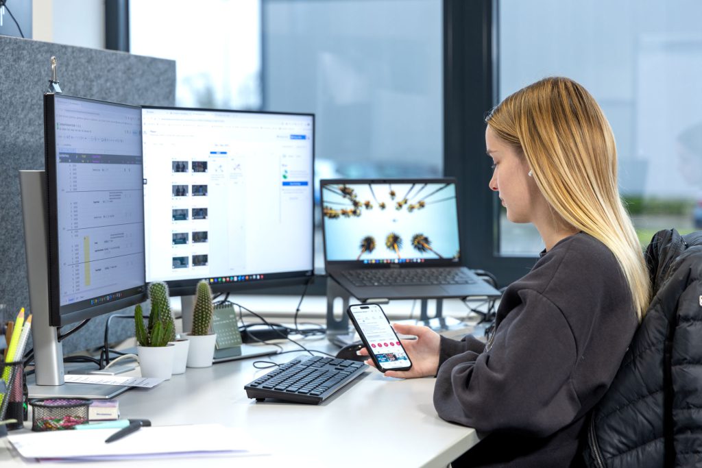 Mitarbeiterin des MEDIAHAUSES am Arbeitsplatz.