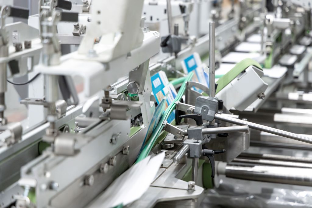 Nahaufnahme aus einem Schritt der Verpackungsdruckproduktion.