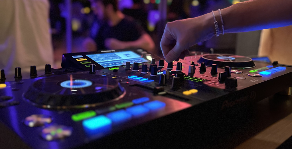 DJ Pult in bunten Farben- Jahresabschluss