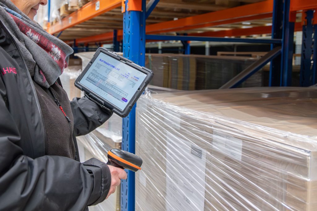 Mitarbeiterin aus der Logistik mit einem Tablet in der Hand