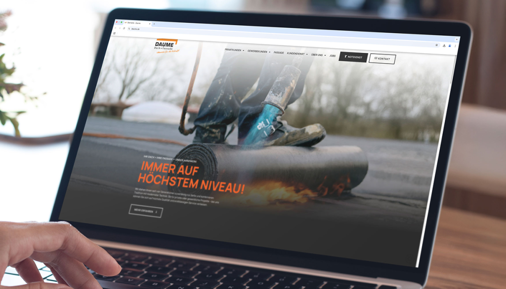 Referenzwebseite -Dachdecker Daume auf einem Laptop