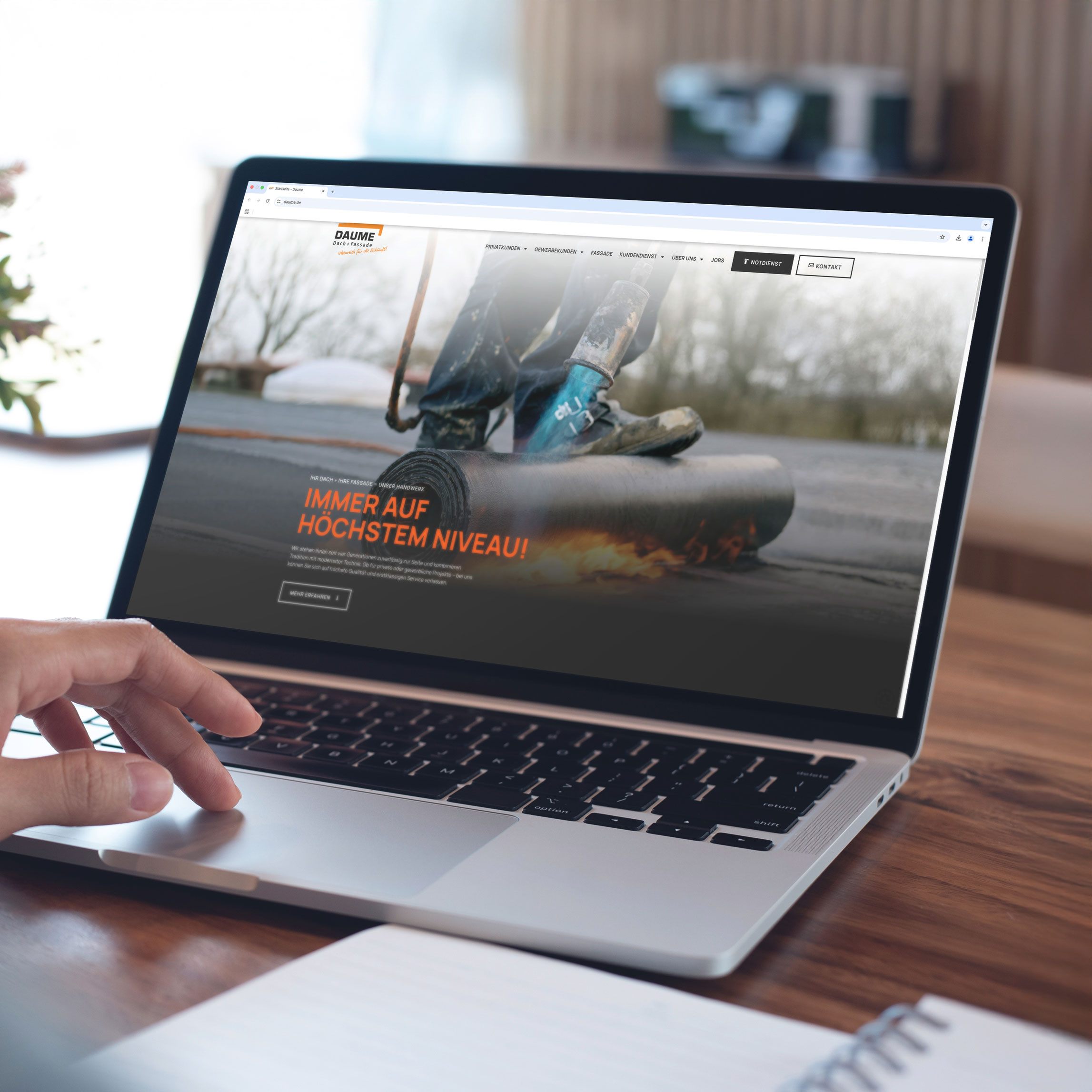 Referenz DAUME Ahaus - Laptop der auf einem Tisch steht auf dem die Webseite vom Dachdecker Daume.