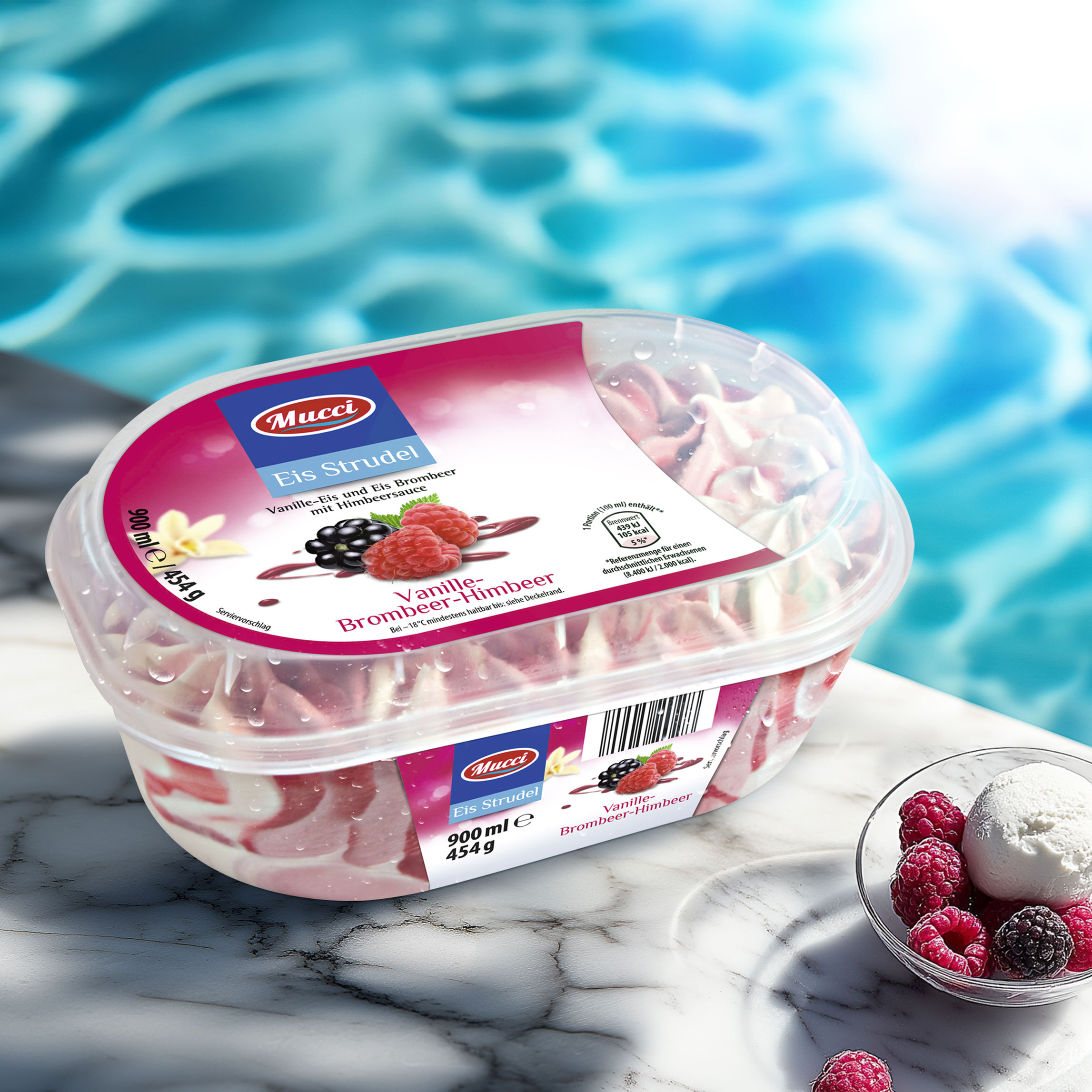 Referenz Froneri Ice Cream Deutschland - Eisverpackung "Vanille Brombeer-Himbeer Eis" stehend auf dem Beckenrand eines Pools.