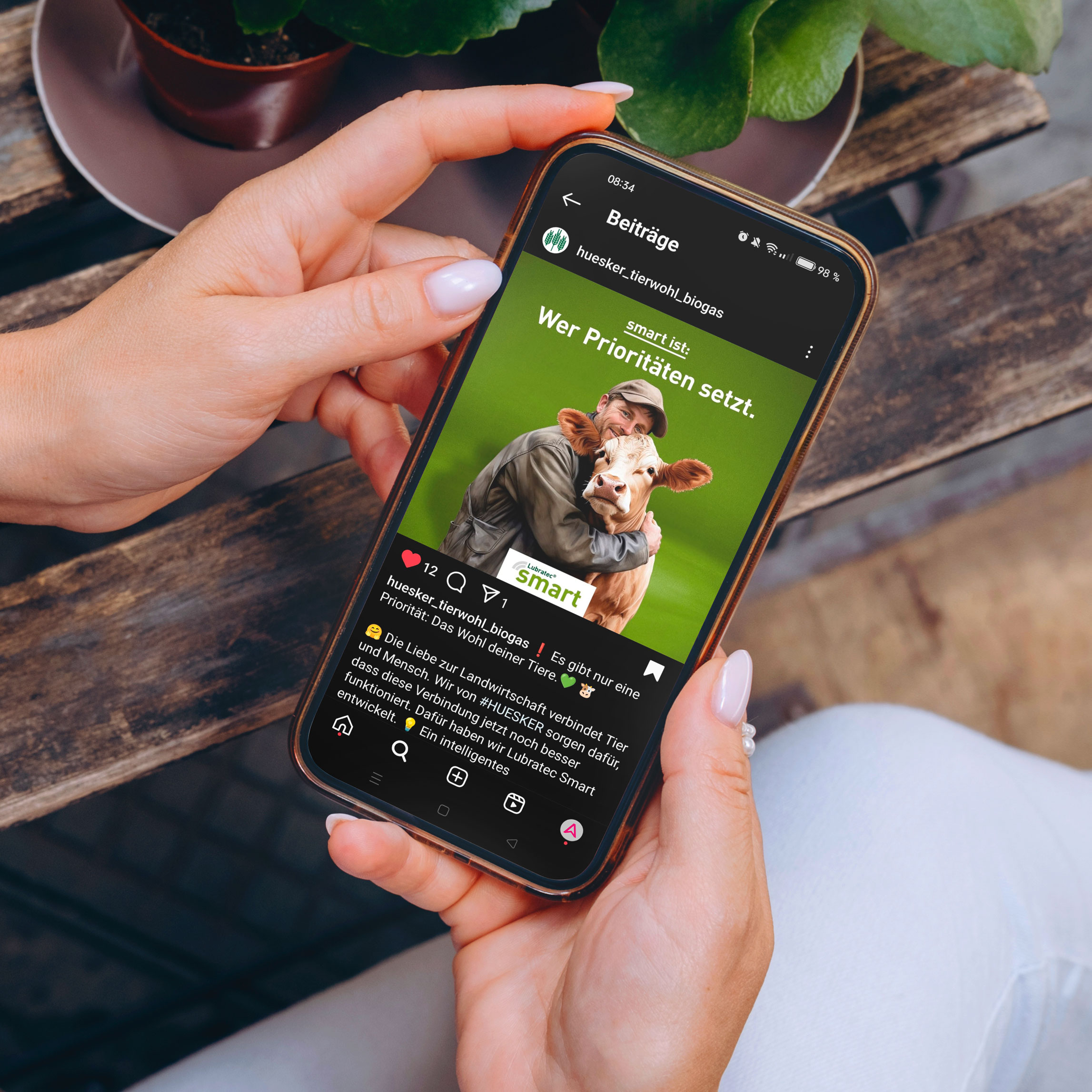 Person mit Handy in der Hand auf dem ein Instagram Beitrag von HUESKER. Social Media Referenz.