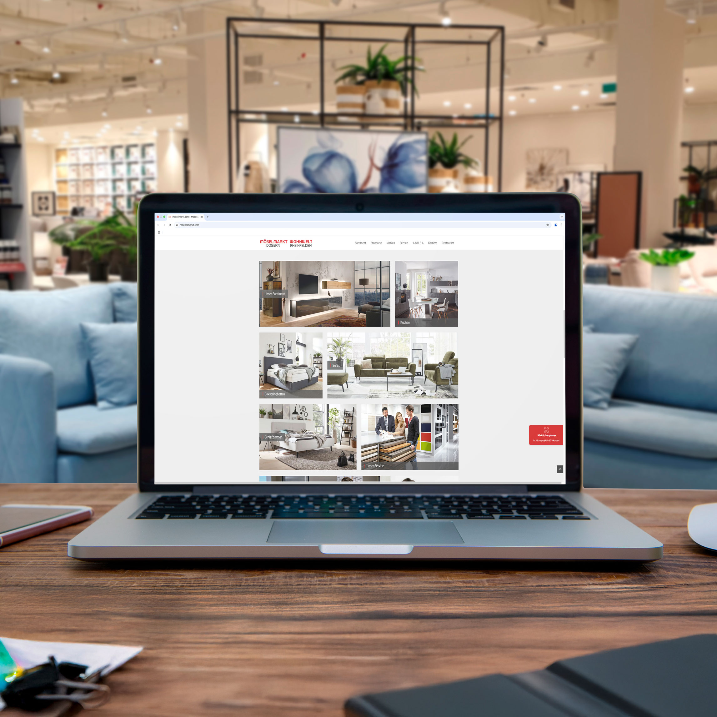 Referenz moebelmarkt.com - Aufgeklappter Laptop mit der Webseite von Möbelmarkt auf einem Tisch in einem Möbelhaus.