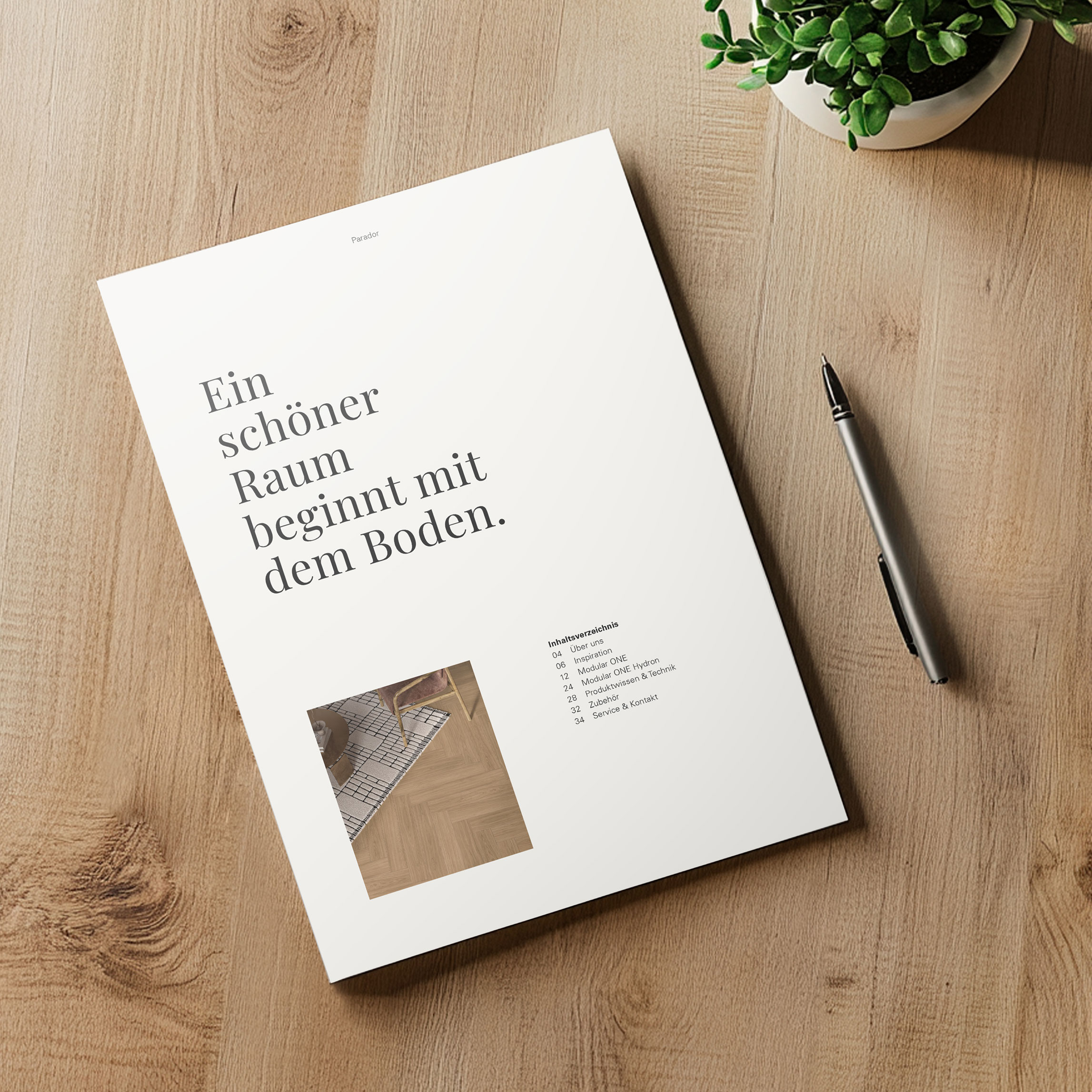 Referenz Parador - Katalog auf einem Holzuntergrund
