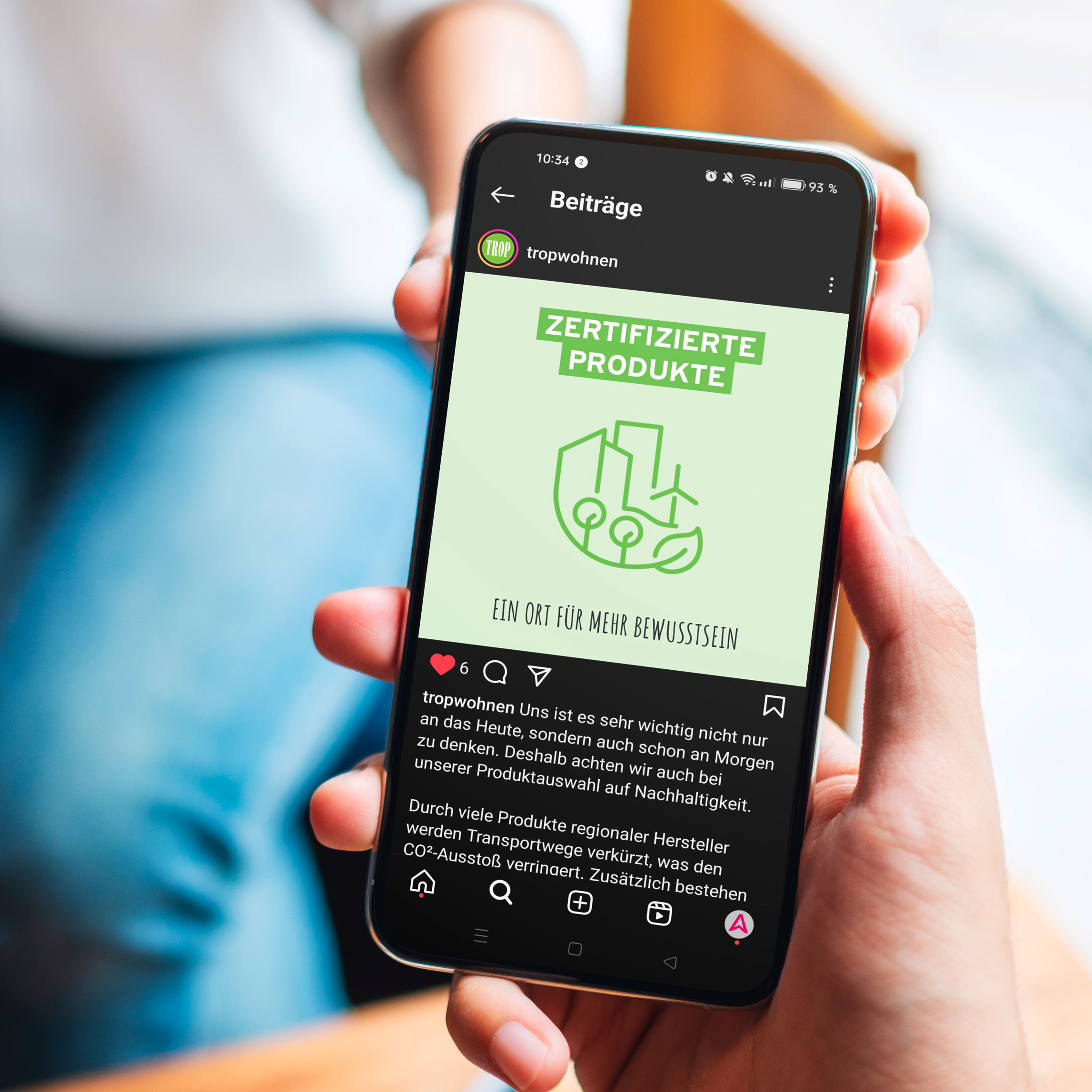 Referenz TROP - Person hält Handy in der Hand auf dem ein Instagram Beitrag zu sehen ist.