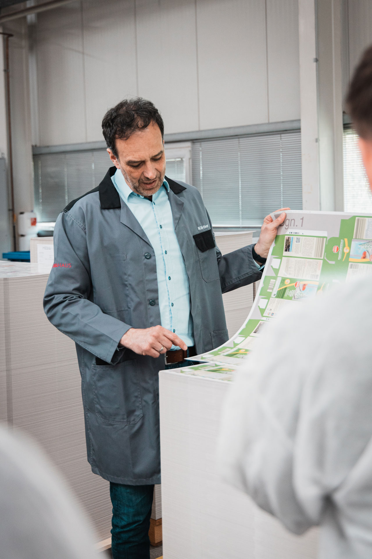 Verkaufsleiter Druck & Logistik in einer Besprechung in der Druckerei.