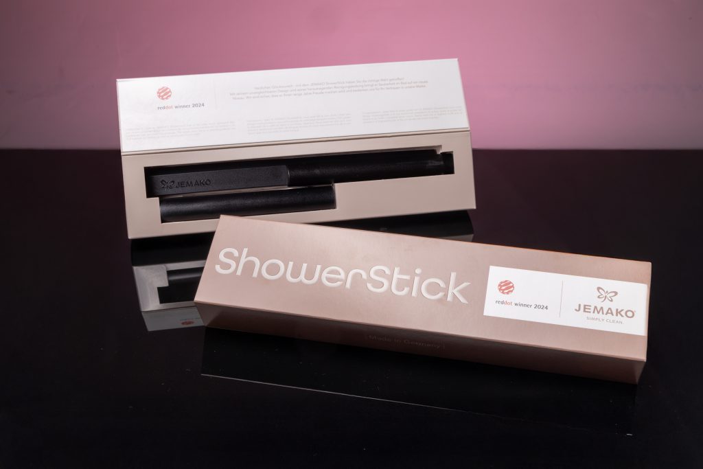 Referrenzbild - Verpackung für den ShowerStick von Jemako. Geöffnet.