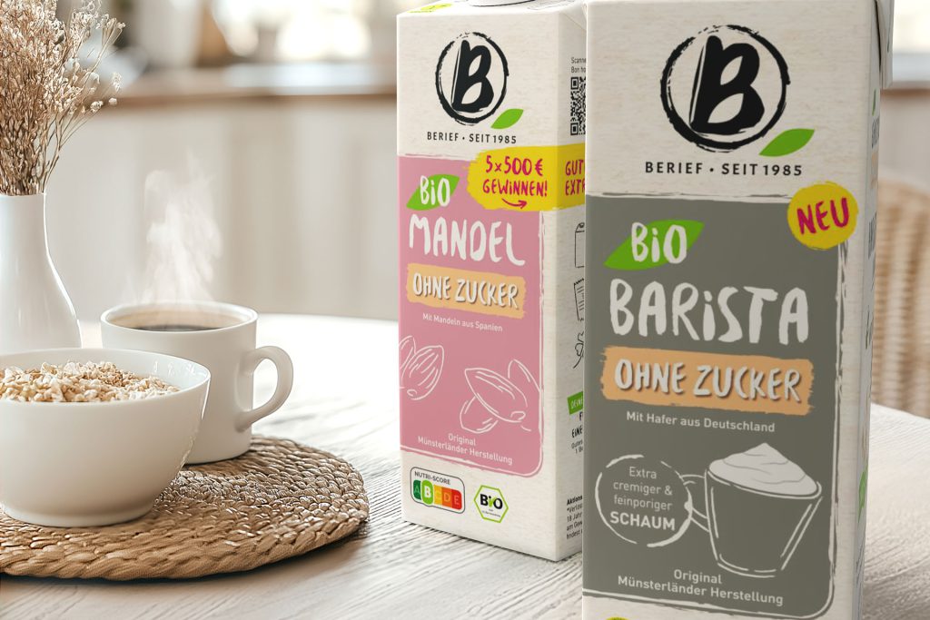 Referenz Berief - Getränkeverpackung für Bio Barista ohne Zucker. Links daneben eine Blume, dampfender Kaffee in Kaffeetasse und eine Schale mit Müsli.